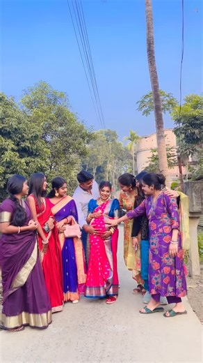 ⚡ B R I S T I ⚡ on Instagram: "কি দারুণ হয়েছে সবাই এক সাথে ||🥰🥰"