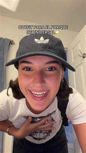 Outfit Fresco para Universal con Bermuda y Gorra