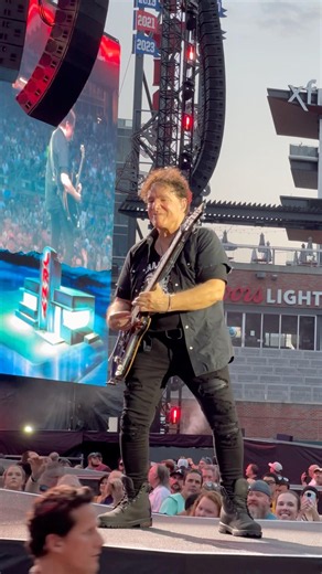 Journey - Neal Schon Guitar Solo #journeyband #nealschon #concert #livemusic #classicrock #journey
