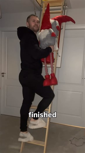 Aidan Mackey Health | Nutrition Coaching for Functional Fitness on Instagram: "Right, Santy’s gone back into the attic and the PTs are telling you how to shred the Christmas weight again Time to get back to continue intentional eating says me 👇 Hyrox season is not the time for random “clean eating” and vibes. If you want to perform, you need a plan that supports training volume, recovery, and race-day output. Here are the 7 big rocks I use with Hyrox clients: 1. Carbs daily as a baseline Start 