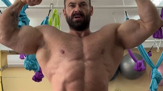 健美运动员Mikhail Maslov展示壮硕肌肉~