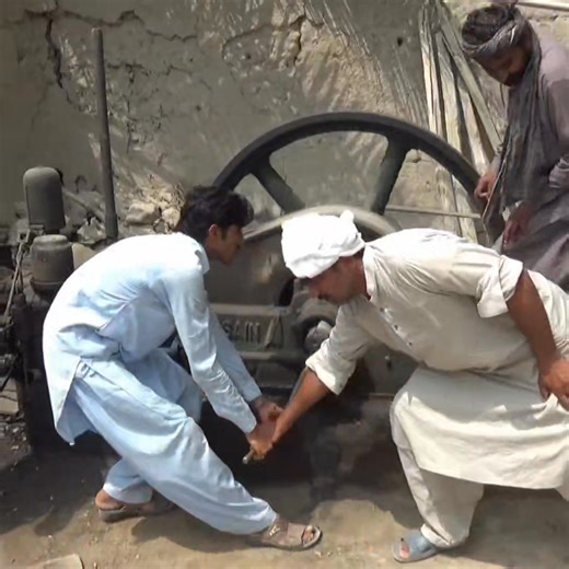 Old Black Diesel Engine old Technology 1956 Black Engine 20 HP Start Up in Punjab( | Sapna Village