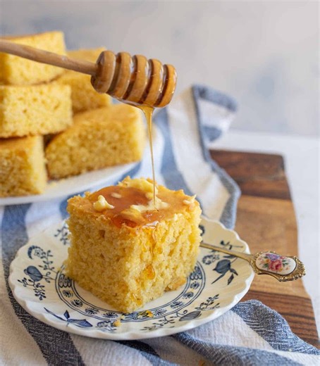 Melissa Griffiths - Easy Family Recipes on Instagram: "This is truly the best homemade cornbread recipe. It’s my go-to quick bread on busy nights because it’s ready for the oven in 5 minutes! If you’re wondering how to make cornbread, this simple cornbread recipe is what you’ve been looking for. It makes buttery, perfect cornbread – every time. Comment recipe and I’ll get the recipe sent to you ASAP! 📩 *𝑴𝒂𝒌𝒆 𝒔𝒖𝒓𝒆 𝒕𝒐 𝒇𝒐𝒍𝒍𝒐𝒘 𝒎𝒚 𝒂𝒄𝒄𝒐𝒖𝒏𝒕 𝒔𝒐 𝒕𝒉𝒂𝒕 𝑰𝒏𝒔𝒕𝒂 𝒅𝒐𝒆𝒔𝒏’