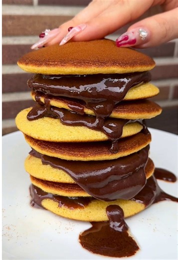 ふわふわな濃厚チョコどら焼き🍫 千葉/匝瑳 🗒メニュー ○ チョコどらやき 280円 🏠店名 【 お菓子のたいよう 本店 】 📍場所 千葉県匝瑳市飯倉293 🕒営業時間 8:00～19:00 【定休日】 不定休 🗒 Menu ○ Chocolate Dorayaki – 280 yen 🏠 Shop Name 【 Okashi no Taiyo – Main Store 】 📍 Location 293 Iikura, Sosa City, Chiba, Japan 🕒 Hours 8:00 AM – 7:00 PM Closed: Irregular holidays #千葉グルメ #japanesefood #tiktokfood