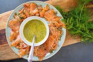 "Graved Lachs" selber machen | Gebeizter Lachs mit Honig-Senf-Sauce!
