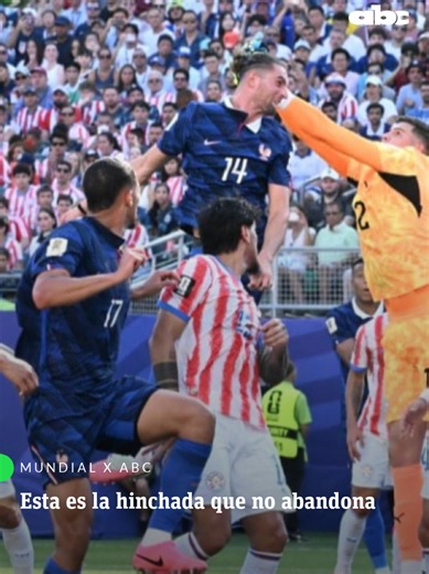 Hinchas en el microcentro de Asunción tras la eliminación de Paraguay