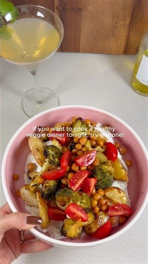 Mediterranean Roasted Potatoes Tzatziki Bowl 🌱 so yummy & easy to make ❤️