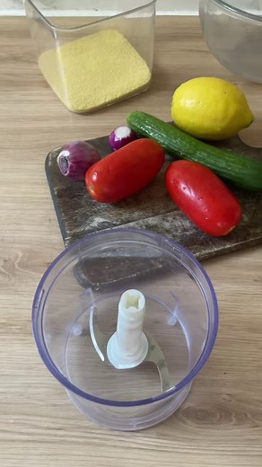 On l’appelle taboulé, couscous d’été ou salade de semoule ? 😬😅Dans tous les cas, c’est hyper frais : idéal pour les chaleurs qu’il fait ! 🥰Ingrédients : 180g de couscous fin 2 petits concombres 3 tomates 2 petits oignons nouveaux 1 citron jaune (le jus de tout le citron) 50g de raisins secs 20 feuilles de menthe 1 petite poignée de persil et coriandre 1 gros filet d’huile d’olive Sel, poivre Je commence par mixer les oignons, 2 tomates, 1 concombre avec le jus de citron. Je mets le mélange da