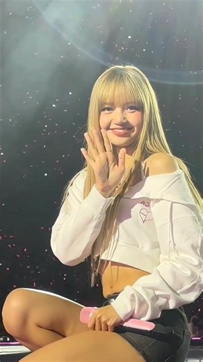 Her perfection of my captivating Lisa on stage from our different cameras | BLACKPINK › DEADLINE ‹