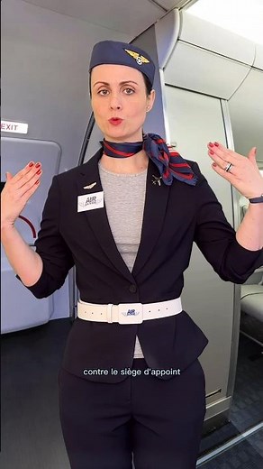 Pourquoi les hôtesses et stewards sont assis sur leurs mains ?