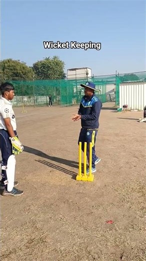 Footwork movement for wicket keeper||#cricketlife #wicketkeeper#wicketkeeping #cricket#shrots