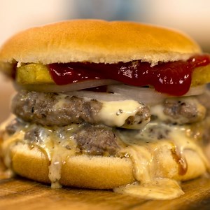 862K views · 8.2K reactions | "Sì che è saporito questo hamburger,...