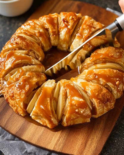 Caramel Apple Cream Cheese Crescent Ring for Cozy Gatherings Ingredients For the Base • Crescent Roll Tubes For the Filling • Cream Cheese • Granulated Sugar ...... Full Recipe in Coʍmеոτ 💬 | Made By Luna