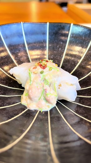 ・ 今回ご紹介するのは、 【カワハギの握り〜肝醤油〜】でございます。 カワハギの淡白で繊細な味わいと、濃厚な肝醤油が見事に調和した逸品です。カワハギは白身魚特有の柔らかさとさっぱりとした風味があり、口に入れた瞬間に繊細な旨味が広がります。 この握りの魅力を引き立てるのが、カワハギの肝を使った特製の肝醤油。肝のクリーミーでコクのある味わいが、淡白なカワハギと絶妙に絡み合い、豊かな旨味を楽しむことができます。肝醤油が加わることで、まろやかさと深い味わいが一層引き立ち、カワハギの握りが贅沢で濃厚な逸品に仕上がっています。 是非ご賞味くださいませ。 ⁡ Location: 50 GMM Grammy PLACE, Sukhumvit 21 Rd. (Asoke), Khlongtoeinuea, Wattana, Bangkok 10110, Thailand Sushi Misaki Nobu (GMM grammy place BF1) chef 【NOBU】 ⁡ Reservation: Sushi Misaki Nobu/062-495-2386 ⁡ Dine-in time: 12: