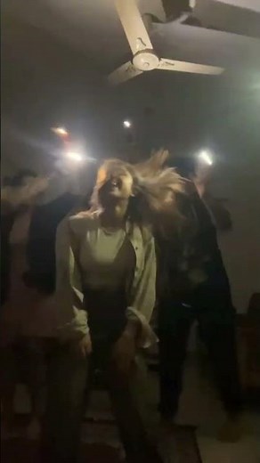 Flashlight challenge 🔦 #flashlight #challenge #dance #friends #ytshorts #viral #trending #bffs