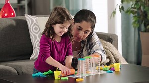 5.2K views · 38 reactions | Mama, schau mal, was ich kann! Pass gut auf, ich fang jetzt an! A B C D E F G H I J K L M N O P Q R S T U und V W X Ypsilon und das Zett Fertig ist mein Alphabet, hör doch nur wie leicht das geht! ...Habt ihr mit euren Kleinen schonmal das Alphabet geknetet? | Play-Doh | Facebook