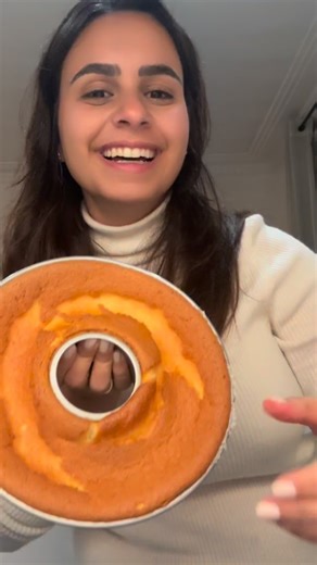 My best recipes 🤍 on Instagram: "🍰 le meilleur BOUSCOUTOU du monde ☁️ Le gâteau ultra moelleux, léger et tellement bon 🤍 🧺 Ingrédients • 🥚 7 œufs • 🍬 200 g de sucre → 100 g pour les blancs → 100 g pour les jaunes • 🫒 100 ml d’huile neutre • 🍊 180 ml de jus d’orange • 🌸 1 cuillère à soupe d’eau de fleur d’oranger • 🌾 225 g de farine • ✨ 6 g de levure chimique 👩‍🍳 Préparation 1️⃣ Les blancs • Tu sépares les blancs des jaunes • Tu montes les blancs au batteur • Quand ils commencent à bi