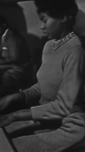 Alice Coltrane Live from the Blue Note Paris feat. Bud Powell, Kenny Clarke, Lucky Thompson, Jimmy Gourley & more. Captured by director Jean-Christophe Averty, this live take at the Blue Note jazz club in 1960 is brief but intense. Alice McLeod graces the stage, three years before her meeting with John Coltrane, and the American pianist offered a soulful set. Supported by Al King on double bass, Don Brown on drums and the bluesy Billie Poole on vocals, she delivered two opening tracks, including