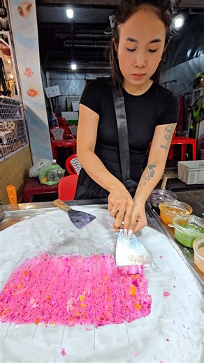 k_table | korean food | EAT KOREA on Instagram: "INSANE Machine-Speed Rolled Ice Cream ASMR 🇻🇳 | Fastest Street Food at Vietnam Night Market 베트남 푸꾸옥 즈엉동 야시장에서 발견한 ⚡ 머신 스피드급 철판 아이스크림 ⚡ 차가운 철판 위에 우유 붓고 → 재료 투입 → 한 번에 펼치고 → 바로 말아내는 이 흐름이 단 1초도 멈추지 않음. 사람 손으로 만드는데 속도는 거의 자동화 기계급. 망설임 0초, 끊김 0초. 칼이 철판을 긁는 스크래핑 사운드 + ASMR까지 겹치면서 보는 사람 손 멈추게 만드는 영상. ✔ 주문 즉시 제작 (No pre-made Ice Cream) ✔ Machine-Speed 손놀림 ✔ 퍼포먼스형 Vietnam Street Food ✔ 더운 나라에서 체감 만족도 MAX 📍 Duong Dong Night Market, Phu Quoc, Vietnam 🌙