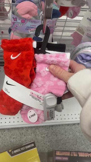 Stop!! These girl nike socks are so cute! 💖✨