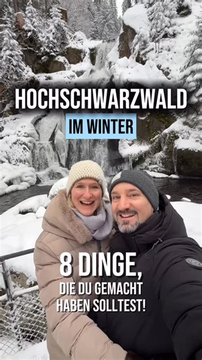 Hochschwarzwald im Winter – Diese Orte solltest du gesehen haben Wir zeigen dir, was du im Hochschwarzwald im Winter gemacht haben solltest. 1. 🚂 3-Seenbahn (Schluchsee → Titisee) Nostalgische Bahnfahrt mit fast 100 Jahre alten Waggons, Dampflok und ehrenamtlichen Schaffnern in historischen Uniformen. Highlight: die große Kurve mit Blick auf die Lok. 19 € einfach, 25 € hin & zurück. Mit der Konus Card kostenlose Rückfahrt mit der S-Bahn. 2. 🌉 Blackforestline Hängebrücke & Todtnauer Wasserfälle