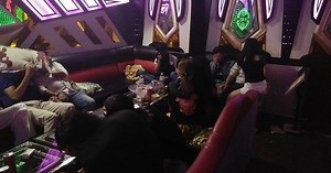 Hơn 40 nam nữ thác loạn trong quán karaoke ở Biên Hòa