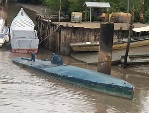 FILMPJE: Duikboot gespot bij oever Coppename rivier in Suriname
