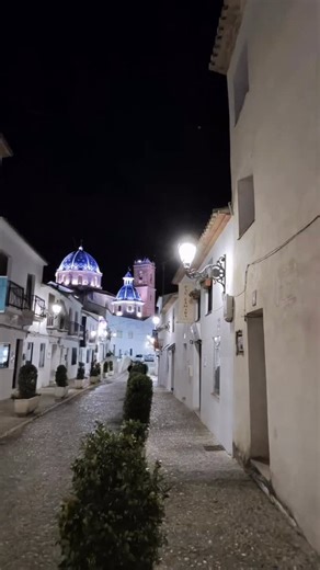 💕💕💕💕La Plaza de Altea por la noche tiene algo mágico. Las luces suaves, el ambiente relajado, y las calles empedradas crean una atmósfera única, Es el lugar perfecto para una cena tranquila, ¿verdad? | Altea Group