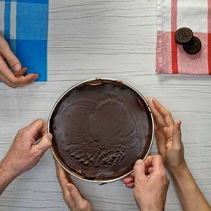 1.6M views · 1.5K reactions | Samo za najveće sladokusce. ;) <3 RECEPT --> https://www.njamfood.com/video-recepti/oreo-torta-2/ | Njam | Facebook