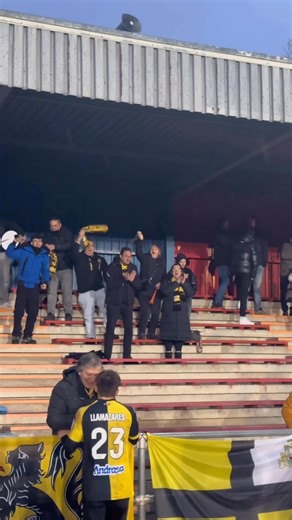 Frío o calor, nunca solos 🫂 Mila esker gurekin Olaranben egon zareten horibeltzei! #aupaPORTU 💛🖤 | Club Portugalete Fundado 1909
