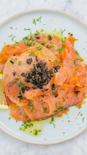 Smoked Salmon Salad in 10 Minutes?! 🐟🥗 This is one of those dishes that looks fancy... but it’s actually super quick and easy to make! Smoky salmon, crisp greens, cucumber, capers, olives, dill, and a lemony EVOO drizzle – it’s refreshing, light, and packed with flavour. ❤️ Grab the full recipe here: https://www.vincenzosplate.com/smoked-salmon-salad-recipe/ | Vincenzo's Plate