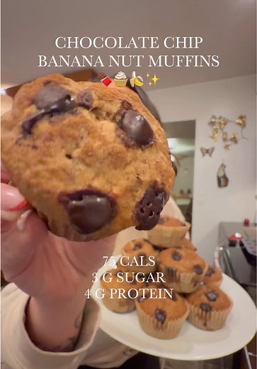 these chocolate chip banana nut muffins are perfect for a fitness journey friendly sweet treat OR breakfast prep 🤤🧁🍌✨ RECIPE BELOW: - 3 small, ripe bananas - 2 eggs - splash of vanilla extract - 1 bag Lakanto simply plain muffin mix - 1 scoop Clean Simple eats cinnamon roll (or chocolate brownie batter) protein powder - 30 g walnuts (1 serving) - 28 g of Lakanto sugar free chocolate chips (2 servings) - extra cinnamon wherever you need ✨ i baked at 350 degrees for about 23 minutes. each muffi