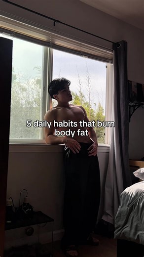 5 daily habits that burn body fat ⬇️ • 1. Walk after meals (10-15 min) Reduces blood sugar spikes → lower insulin → easier fat loss. One of the simplest ways to improve nutrient partitioning. 2. Protein at every meal Controls hunger, preserves lean muscle, and increases calorie burn via the thermic effect of food. 3. Lift cardio Resistance training tells your body to keep muscle and burn fat-not atrophy. 4.Walk 8,000–12,000 steps every day This is low-stress fat loss. Walking keeps you in a fat-
