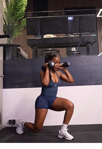 Fullbody Workout Tu as juste besoin de 2 haltères 🔥 Outfit @Gymshark Women code FLORA Pour avoir un programme complet écris moi 😍. #fullbodyworkouts #homeworkout #exercisesfitness #fy #flora_fitmind