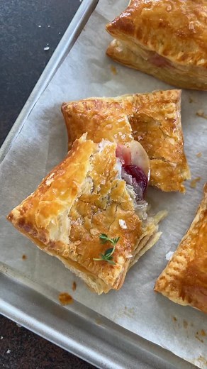 Thanksgiving Leftovers?? There’s always room for a good ol turkey sandwich (see: Turkey Pesto Cucumber Sandwich), but there’s SO much more you can do with your leftovers! Which one of these jumps out at you first?? 💬 Comment “RECIPE” and I’ll send you the whole list! Cranberry & Brie Handpies Leftover Turkey Chili Turkey Pesto Cucumber Sandwich Thanksgiving Turkey Tacos Turkey Pot Pie with Biscuits Leftover Turkey Fried Rice Thanksgiving Leftover Pot Pie Leftover Turkey Enchiladas I always make