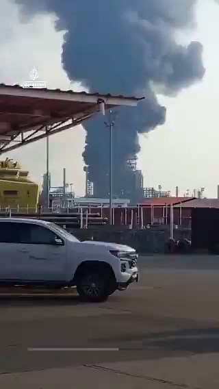 A huge fire broke out at Mexico’s Dos Bocas refinery, the second in a month, sending thick black smoke into the air. The blaze tore through a petroleum coke storage area, prompting a major emergency response by the state-run oil company, Pemex.