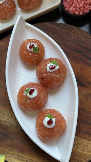 Vritta Sawhney on Instagram: "✨ Viral Sabudana Dumplings ✨ Navratri fast friendly, colourful and so tasty that I couldn’t resist trying them 😍 👉🏼Ingredients: • 2 cups sabudana (sago pearls) • 2 cups beetroot water (boil beetroot in water & strain) • Rock salt, to taste 👉🏼For Filling: • 1 cup grated paneer • 1 tbsp roasted peanut powder • 1 tsp grated ginger • 1 green chili, finely chopped (optional) • Few coriander leaves, chopped • Rock salt, to taste &#x