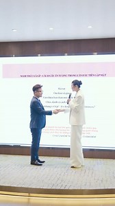 38K views · 315 reactions | Đưa danh thiếp thế nào cho sang và chuẩn. Trao name card là trao cho khách hàng sự chuyên nghiệp và tin cậy. Vì vậy, khi trao danh thiếp nên trao bằng hai tay và hướng mặt chữ để khách hàng có thể đọc được, đặc biệt, tránh để danh thiếp trong túi quần. #Daoha #Daothiha #Giangviennghithuc #Etiquttecoach #Businessetiquette #Thanhlich #tipshay | Đào Hà | Facebook