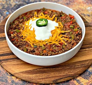26K views · 35 reactions | KETO LOW-CARB CHILI Get the recipe here: https://www.staysnatched.com/easy-keto-low-carb-chili/ (A link to the onion chopper and meat chopper used in this video is below in the comments) This chili is perfect for the winter season! It's bean-free, great for meal prep, and freezer-friendly, too! | Stay Snatched - Easy and Indulging Recipes | Facebook