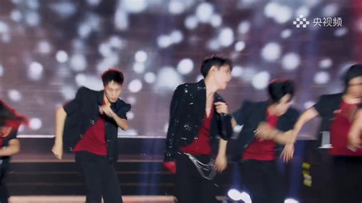 7.1K views · 390 reactions | 250712 央视频 微博更新【张艺兴SHEEP REMIX官方视频】 每次都能被这个舞台帅疯！！！！！！！燃炸了！！！\(≧▽≦)/ CR 央视频 ₩£ | Lay在艺兴身边_张艺兴大马个站 | Facebook