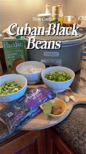 A simple crockpot recipe that turns dry black beans into something incredible #cubanblackbeans