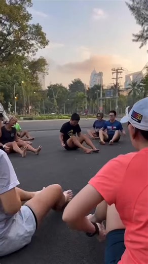 🎉กลับมาอีกครั้ง กับกิจกรรมดีๆ ต้อนรับปีใหม่! มาเรียนรู้การวิ่งเท้าเปล่า(Barefoot Running)ไปด้วยกันกับ อาจารย์ Tsuyoshi Yoshino (吉野 剛) ผู้เรียนรู้ ฝึกฝน และ ถ่ายทอดการวิ่งอย่างเป็นธรรมชาติมามากกว่า 20 ปี กับคลาสเรียนและปฏิบัติจริง “Yoshi’s Natural Run Clinic” ใน วันเสาร์ที่ 31 มกราคม 2569 นี้ . 🏃‍➡️เรียนวิ่งอย่างเป็นธรรมชาติที่ยั่งยืน พร้อมกับ เรียนรู้การวิ่งโดยไม่ใส่รองเท้า ฝึกฝนไปพร้อมกัน เพื่อความเข้าใจ ข้อดี และ ข้อควรระวัง ของการวิ่งเท้าเปล่า สามารถนำกลับไปปฏิบัติได้จริง . 🗓️วันเสาร์ที่ 3