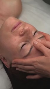 This is the kind of facial massage you’ll fall in love with completely 💋💋 #facialmassage #sculpturalfacialmassage #buccalfacialmassage #holisticbeauty #lymphaticdrainage #antiagingnaturally #nonsurgicalfacelift #glowingskin #faceyoga #naturalfacelift #beautywithoutneedles #massagetherapist #estheticianlife #losangelesbeauty #holisticesthetician #holisticselfcare #selfcareritual | Face Bliss