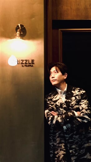 「一齣不在劇場演出、融合五感體驗的音樂劇」 金馬影帝 莫子儀 金曲作曲人 黃裕翔 音樂製作人 日京江羽人 feat. Drizzle by Fourplay 主理人 Allen 鄭亦倫 《#夢遊的人》音樂劇場，以 Drizzle by Fourplay 為舞台 佐以精心設計、呼應劇情的創意餐酒 帶領觀眾們一同墜入虛實交錯的夢遊世界 謝謝所有參與音樂劇的朋友們與工作人員 這會是我們最難以忘懷的聖誕節 Merry Christmas Everyone 感謝TVBS新聞報導： https://youtu.be/uiuTEMyYumk?si=mtwT7pMSh0bd7wM2 #夢遊的人 #莫子儀 #黃裕翔 #日京江羽人 #音樂劇 #bacardi #bombaysapphire #dewars #venchi #台北美食 #台北酒吧 #東區美食 #大安區美食 #大安區酒吧 #酒吧 #雞尾酒 #調酒 #taipeifood #taipeibar #bar #cocktail