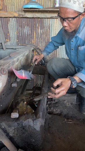 1.6M views · 7.8K reactions | Water quenching technique #fastworkers #metalworks #knife #techniques #handmade #amazing #howto | METAL WORKS | Facebook