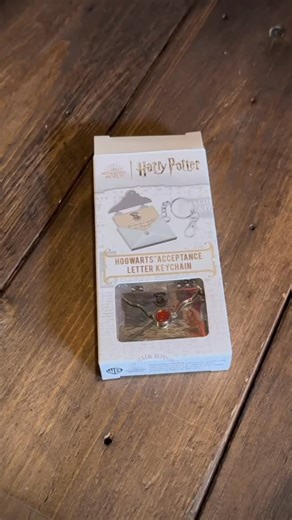 🇮🇹 Hai mai sognato di ricevere la tua Lettera di Ammissione a Hogwarts? ✉️✨ Questo portachiavi la rende reale ogni giorno! Piccolo, elegante, con la mini lettera che si apre davvero… ogni volta che lo guardi è come rivivere quel momento magico 🪄 Perfetto per le chiavi, la borsa o come regalo per un vero Potterhead ❤️ 🇬🇧 Have you ever dreamed of getting your Hogwarts Acceptance Letter? ✉️✨ This keychain makes it feel real! Elegant, detailed and magical… every time you open it, it feels like 