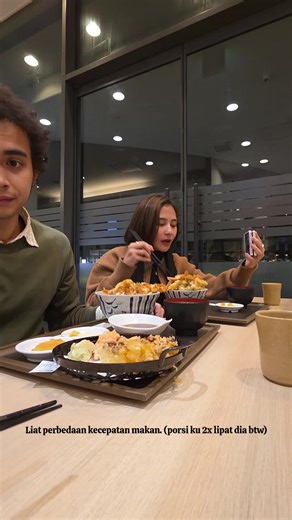 Dia yang kelamaan atau aku yang kecepetan? MAKANAN TER-ENAK. | eating food