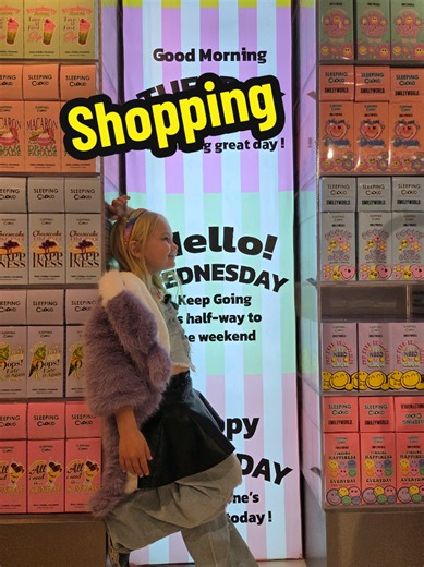 Nothing like practising Thai whilst shopping for pyjamas 😄🛍️ ช้อปปิ้งชุดนอนไปด้วย ฝึกภาษาไทยไปด้วย 😄🛍️ @sleepingcloud.official #speakthai #ชุดนอน #learnthailanguage #bangkok #sleepingcloud