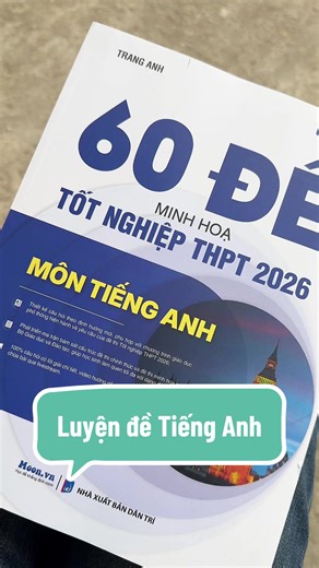 60 Đề Minh Họa Tốt Nghiệp THPT 2026 – Môn Tiếng Anh là tài liệu luyện đề chuyên sâu dành cho học sinh lớp 12 đang chuẩn bị cho kỳ thi tốt nghiệp THPT theo chương trình và cấu trúc mới. Nội dung nổi bật: \t•\tGồm 60 đề minh họa được biên soạn bám sát ma trận và định hướng ra đề năm 2026 của Bộ GD&ĐT. \t•\tĐề thi có mức độ phân hóa rõ ràng, phù hợp cả học sinh cần củng cố nền tảng lẫn học sinh khá – giỏi muốn nâng điểm. \t•\tHệ thống câu hỏi đa dạng: ngữ âm, từ vựng – ngữ pháp, giao tiếp, đọc hiểu