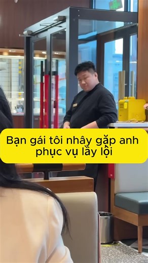 Cuộc gặp gỡ hài hước của bạn gái tôi và anh trai